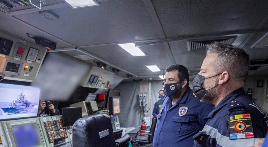 Στη φρεγάτα Ύδρα ο Γάλλος διοικητής της ναυτικής δύναμης του «Charles De Gaulle» - Φωτογραφίες