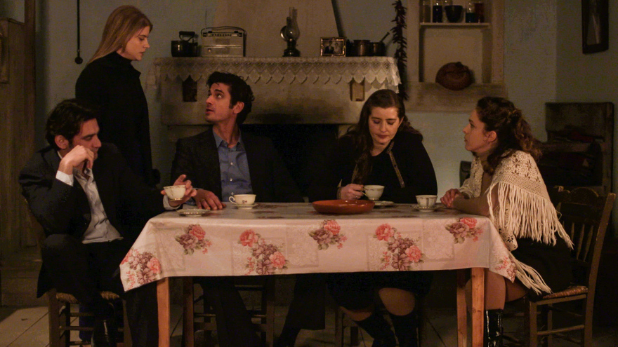 Άγριες Μέλισσες: Ο Κωνσταντής ζηλεύει τη Δρόσω - Δείτε το τρέιλερ