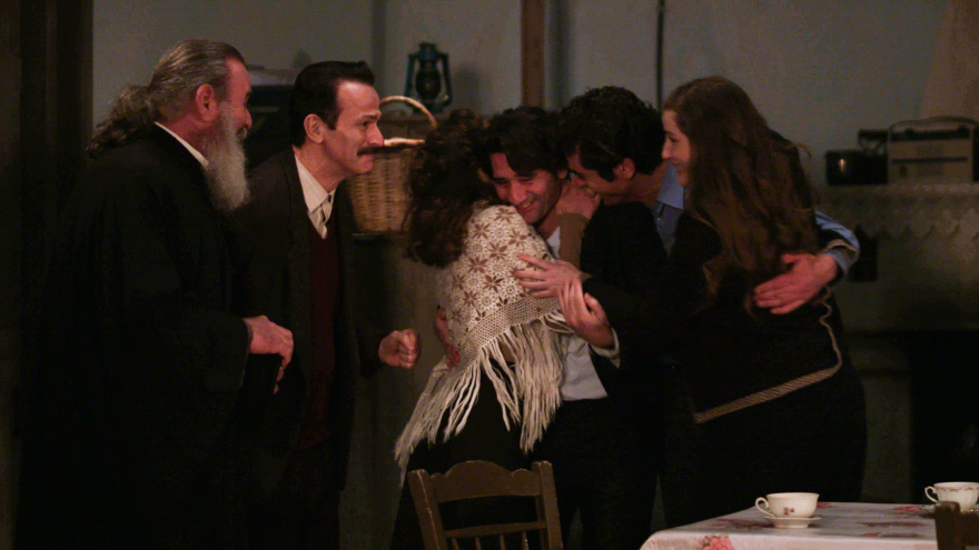 Άγριες Μέλισσες: Ο Κωνσταντής ζηλεύει τη Δρόσω - Δείτε το τρέιλερ