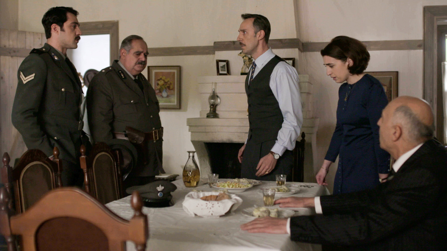 Άγριες Μέλισσες: Ο Κωνσταντής ζηλεύει τη Δρόσω - Δείτε το τρέιλερ