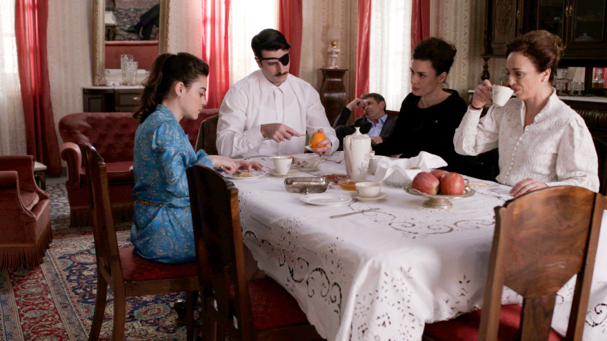 Άγριες Μέλισσες: Ο Κωνσταντής ζηλεύει τη Δρόσω - Δείτε το τρέιλερ