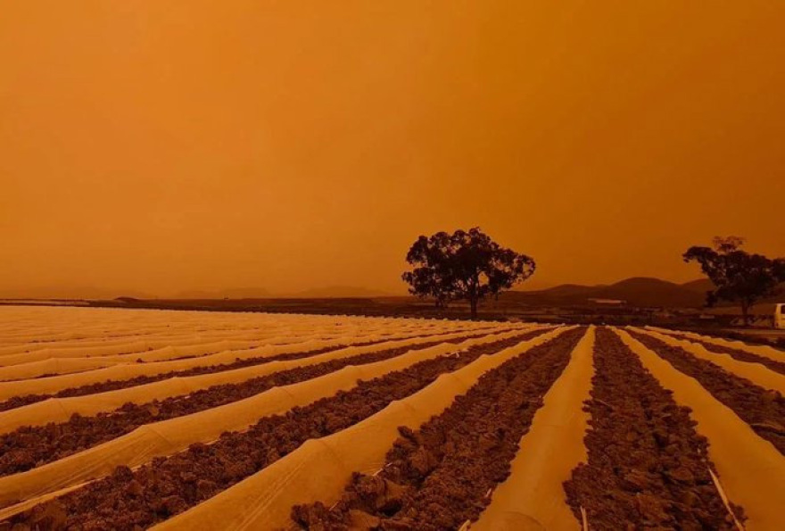 Απόκοσμες εικόνες με αφρικανική σκόνη στην Ισπανία - Πότε θα φτάσει στην Ελλάδα το σύννεφο