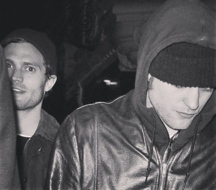 Ο Ρόμπερτ Πάτινσον έκανε... παράπονα για τον Τζέιμι Ντόρναν ότι δεν τον έκανε παρέα 