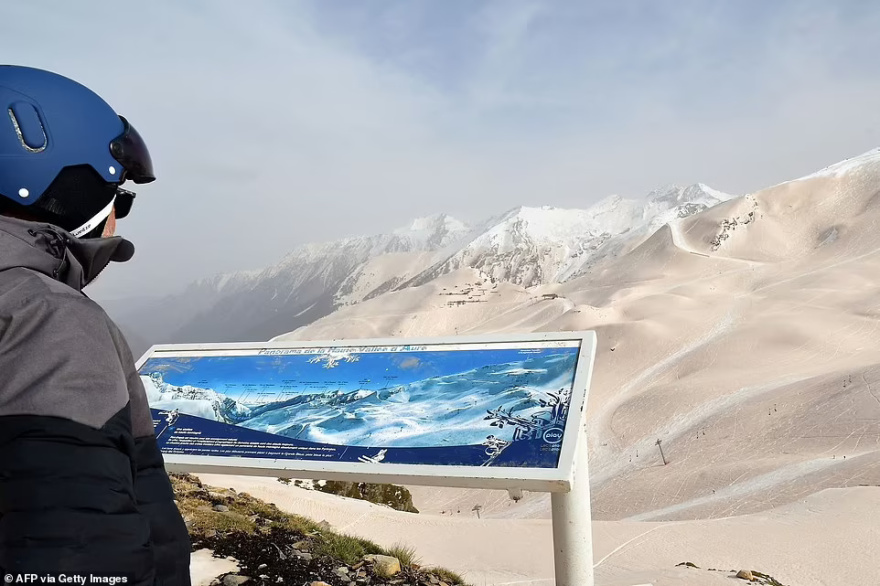 Απόκοσμες εικόνες στη νότια Γαλλία από την αφρικανική σκόνη στα χιονισμένα Πυρηναία