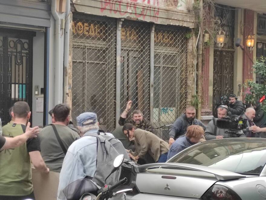 Βίντεο: «Άγριο ξύλο» στα γυρίσματα του «Bricklayer» στη Θεσσαλονίκη - Ομάδα ατόμων «επιτέθηκε» σε «διαδηλωτές»