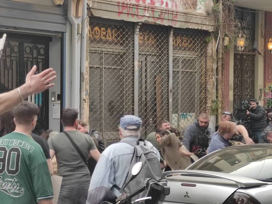 Βίντεο: «Άγριο ξύλο» στα γυρίσματα του «Bricklayer» στη Θεσσαλονίκη - Ομάδα ατόμων «επιτέθηκε» σε «διαδηλωτές»