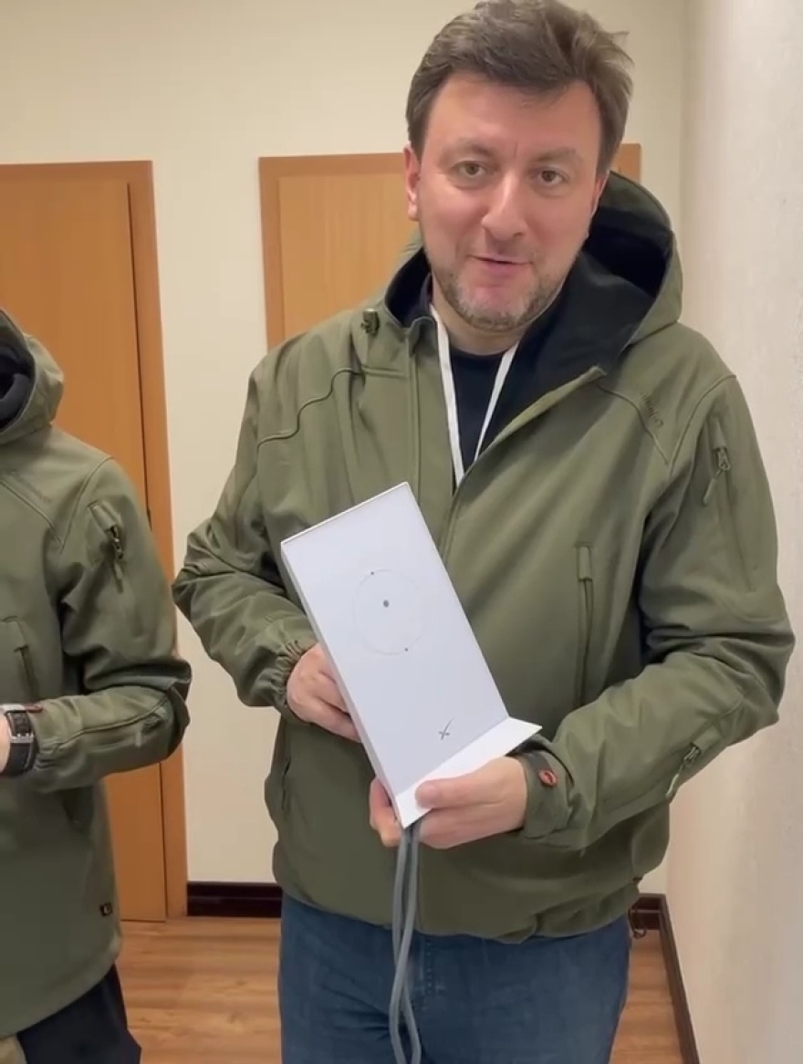 Πόλεμος στην Ουκρανία: Με φορτηγά καταφτάνει το δορυφορικό ίντερνετ του Ελον Μασκ - Πώς θα βοηθήσει τους Ουκρανούς