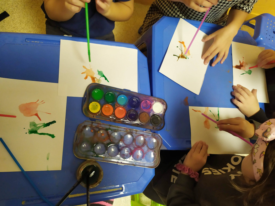 Πόλεμος στην Ουκρανία: Βόμβες, όπλα και φωτιές ζωγραφίζουν προσφυγόπουλα που ήρθαν στην Ελλάδα