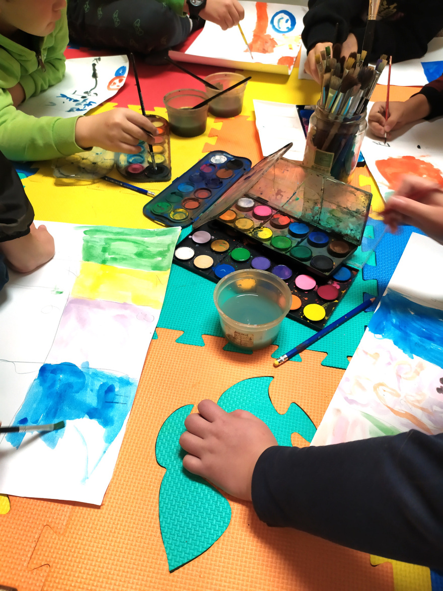 Πόλεμος στην Ουκρανία: Βόμβες, όπλα και φωτιές ζωγραφίζουν προσφυγόπουλα που ήρθαν στην Ελλάδα