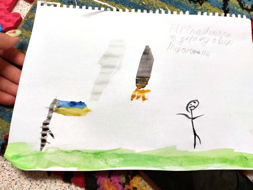 Πόλεμος στην Ουκρανία: Βόμβες, όπλα και φωτιές ζωγραφίζουν προσφυγόπουλα που ήρθαν στην Ελλάδα