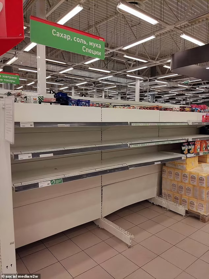 Ρωσία: «Πόλεμος» για ένα πακέτο ζάχαρη στα καταστήματα - Βρίσκονται σε πανικό και αδειάζουν τα ράφια οι Ρώσοι