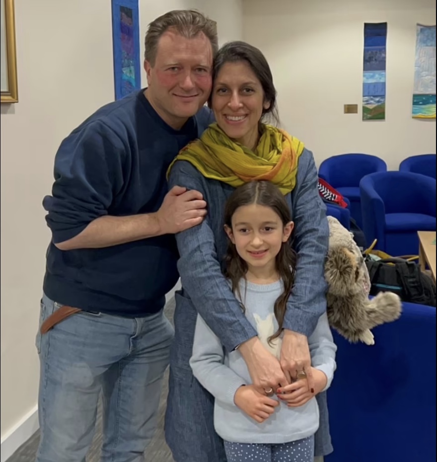 Στην αγκαλιά της κόρης της η Ναζανίν Ράτκλιφ έπειτα από 6 χρόνια στις φυλακές του Ιράν - Είχε να τη δει από μωρό