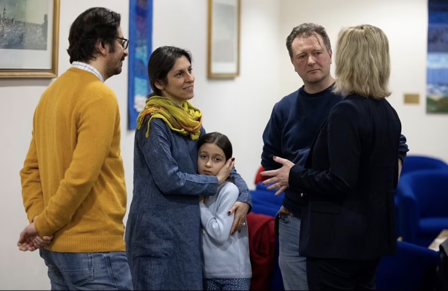 Στην αγκαλιά της κόρης της η Ναζανίν Ράτκλιφ έπειτα από 6 χρόνια στις φυλακές του Ιράν - Είχε να τη δει από μωρό