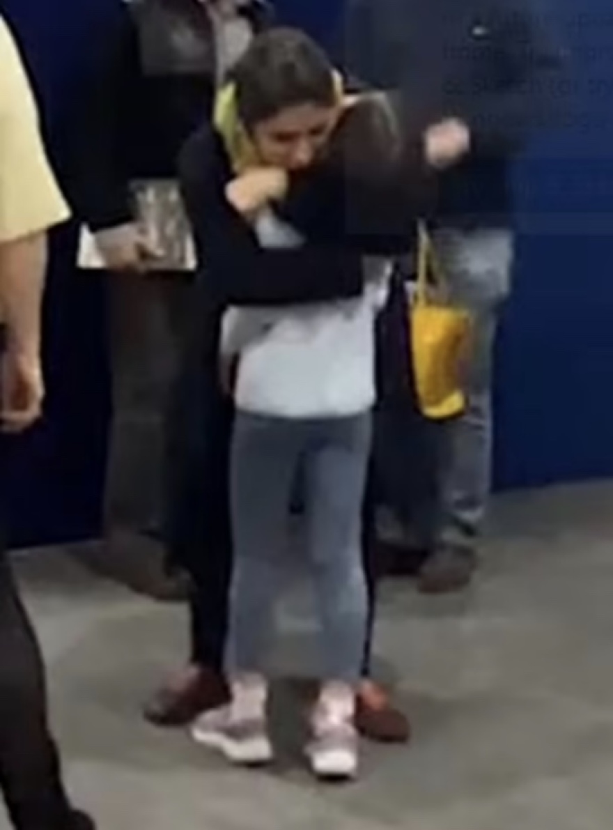 Στην αγκαλιά της κόρης της η Ναζανίν Ράτκλιφ έπειτα από 6 χρόνια στις φυλακές του Ιράν - Είχε να τη δει από μωρό