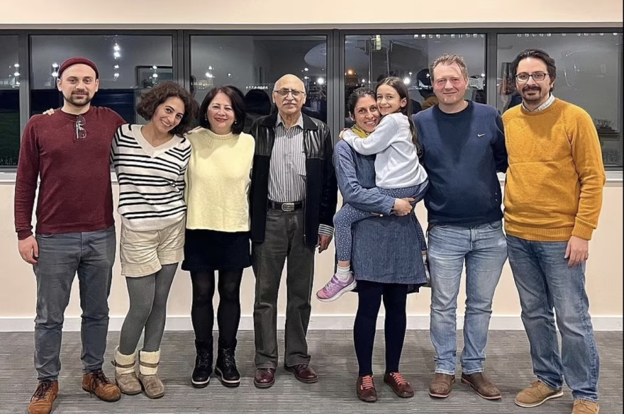 Στην αγκαλιά της κόρης της η Ναζανίν Ράτκλιφ έπειτα από 6 χρόνια στις φυλακές του Ιράν - Είχε να τη δει από μωρό