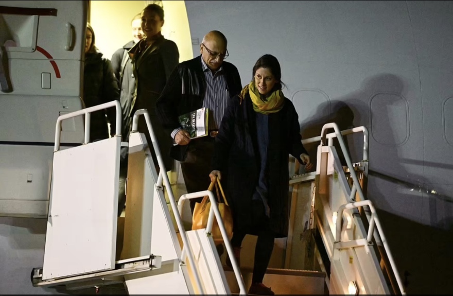 Στην αγκαλιά της κόρης της η Ναζανίν Ράτκλιφ έπειτα από 6 χρόνια στις φυλακές του Ιράν - Είχε να τη δει από μωρό