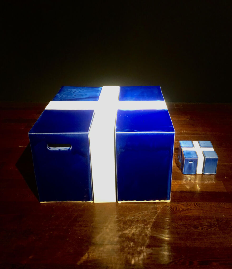 «Have A Seat»: Ομαδική έκθεση με καθίσματα - έργα τέχνης 