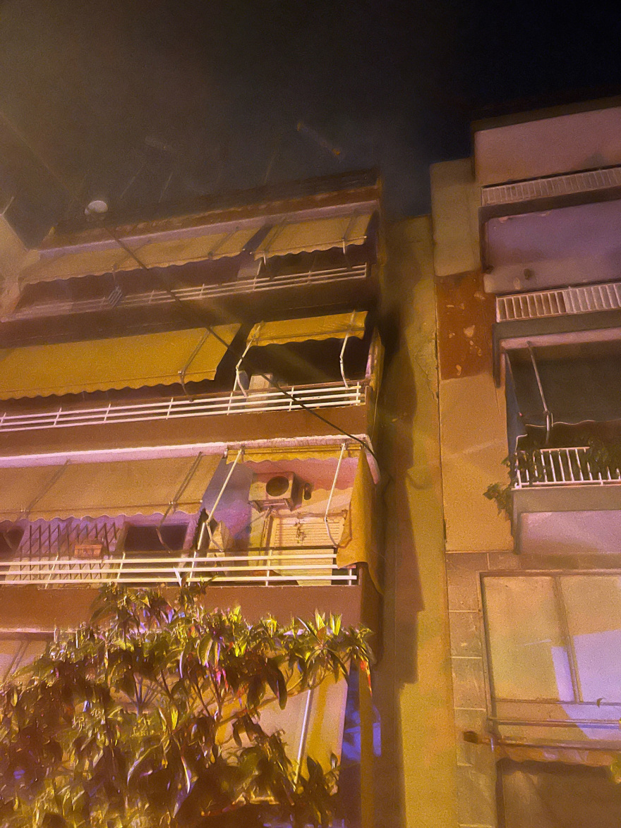 Νίκαια: Έσβησε η φωτιά που ξέσπασε σε διαμέρισμα - Απεγκλωβίστηκαν μέσω κλιμακοστασίου οι ένοικοι