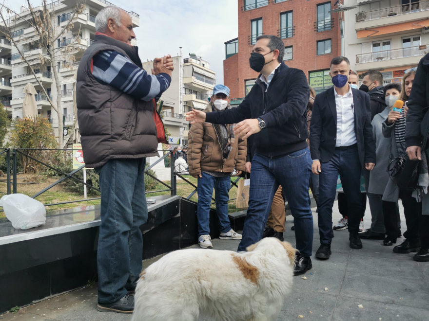 Ο Αλέξης Τσίπρας έδωσε χρήματα σε μουσικούς του δρόμου στην Καλαμαριά