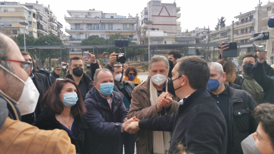 Ο Αλέξης Τσίπρας έδωσε χρήματα σε μουσικούς του δρόμου στην Καλαμαριά