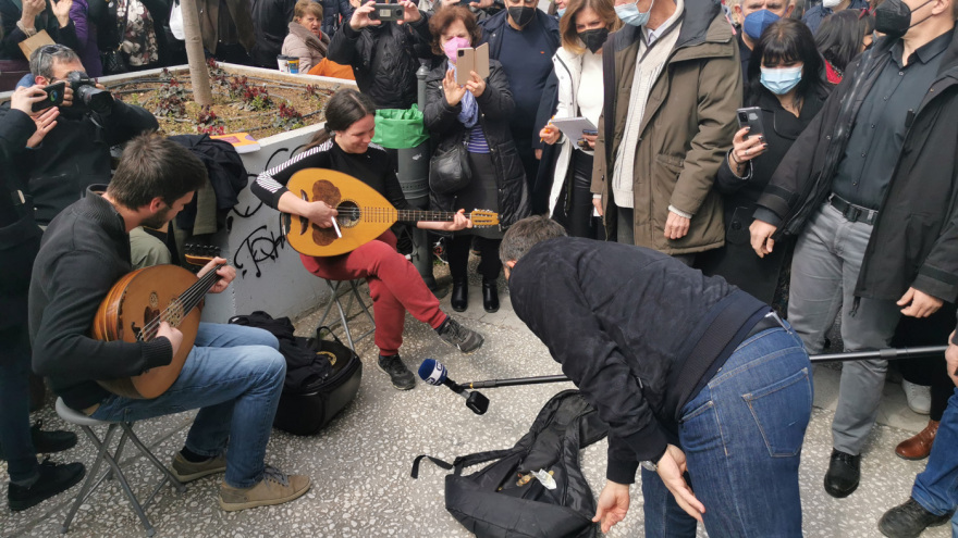 Ο Αλέξης Τσίπρας έδωσε χρήματα σε μουσικούς του δρόμου στην Καλαμαριά