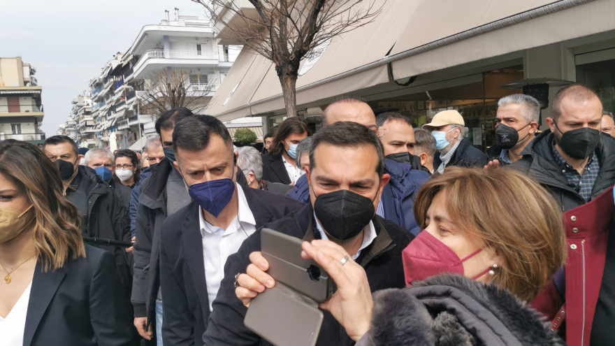 Ο Αλέξης Τσίπρας έδωσε χρήματα σε μουσικούς του δρόμου στην Καλαμαριά