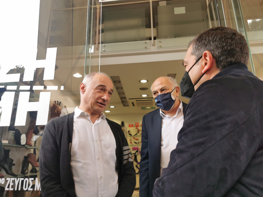 Ο Αλέξης Τσίπρας έδωσε χρήματα σε μουσικούς του δρόμου στην Καλαμαριά