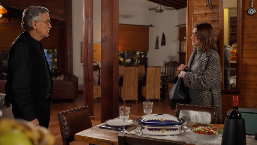 Η Γη της Ελιάς: Ο Αλέξης βλέπει τον Νικήτα και τη Μυρτάλη να φιλιούνται και γίνεται έξαλλος