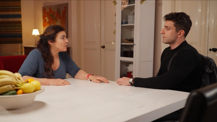 Η Γη της Ελιάς: Ο Αλέξης βλέπει τον Νικήτα και τη Μυρτάλη να φιλιούνται και γίνεται έξαλλος