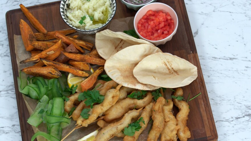 «Kitchen Lab»: Comfort συνταγές προτείνει ο Άκης Πετρετζίκης