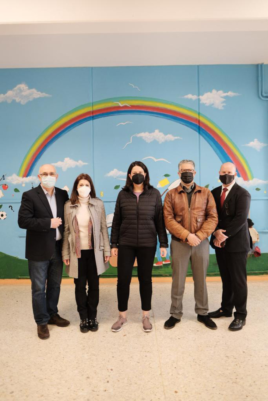 Κεραμέως: Επισκέφτηκε σχολεία που φιλοξενούν  μαθητές οι οποίοι έφτασαν στην Ελλάδα από τη Μαριούπολη