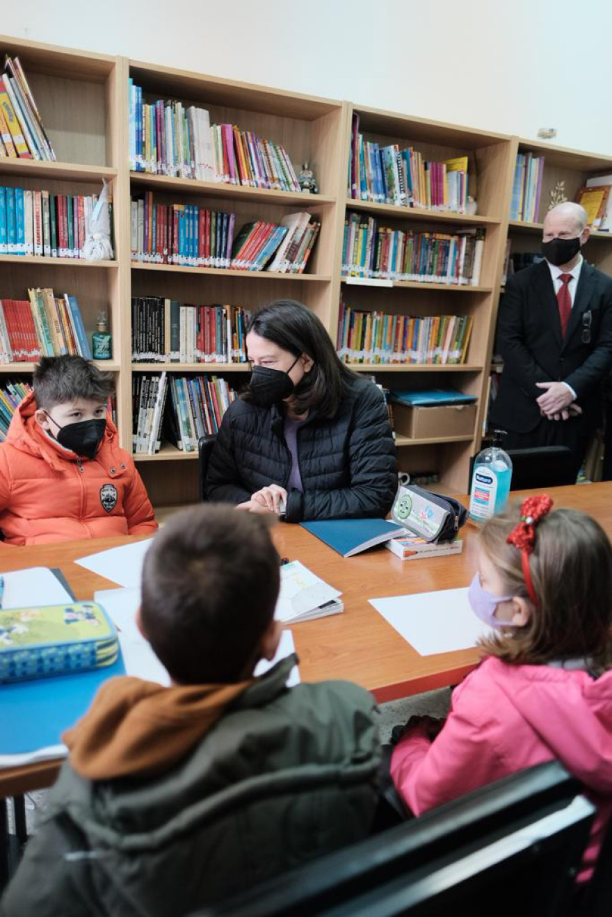 Κεραμέως: Επισκέφτηκε σχολεία που φιλοξενούν  μαθητές οι οποίοι έφτασαν στην Ελλάδα από τη Μαριούπολη