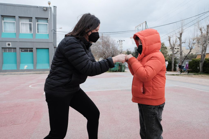 Κεραμέως: Επισκέφτηκε σχολεία που φιλοξενούν  μαθητές οι οποίοι έφτασαν στην Ελλάδα από τη Μαριούπολη