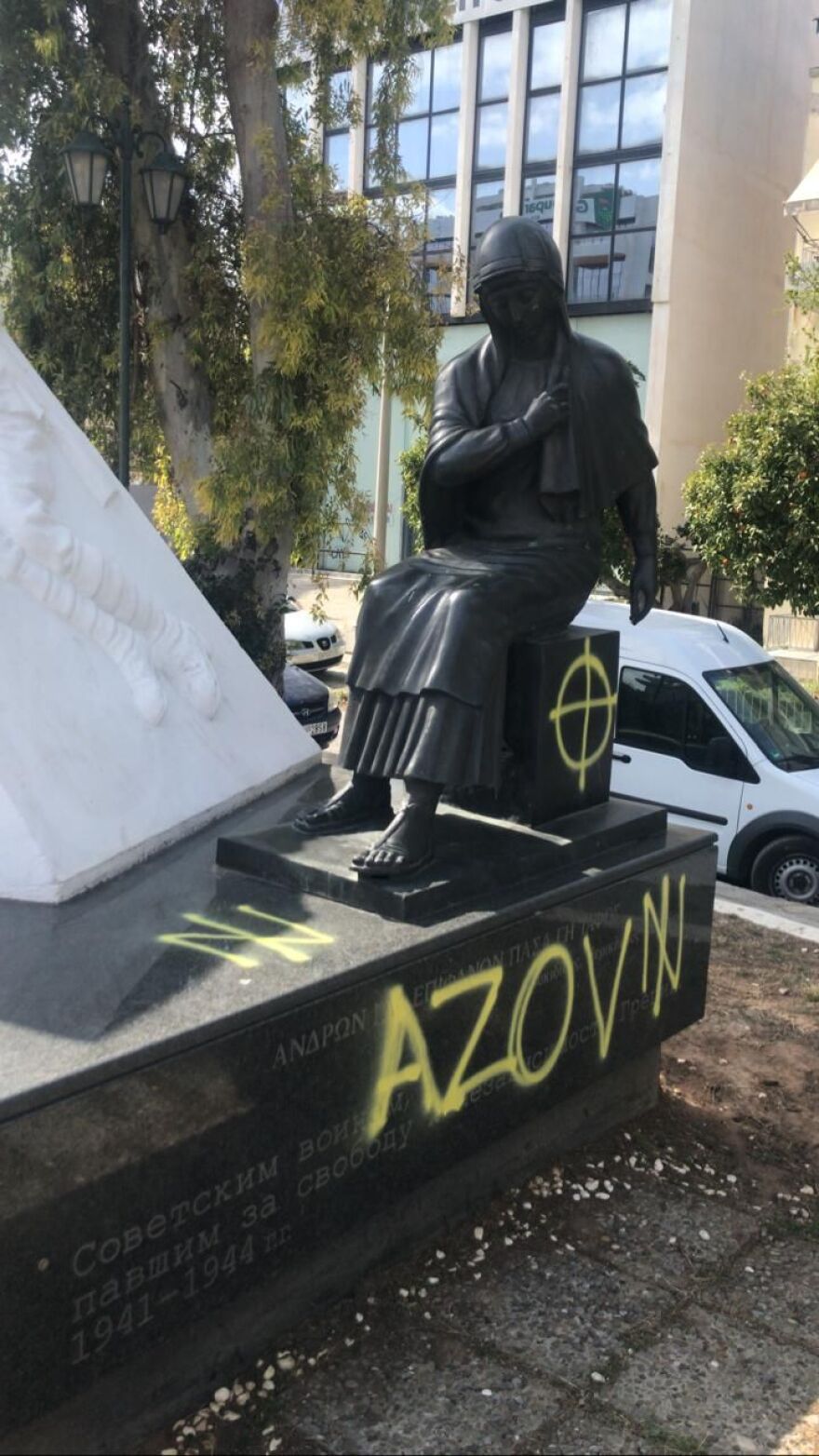 Βεβήλωσαν μνημείο πεσόντων Σοβιετικών στρατιωτών  - Οργισμένη αντίδραση από την Ρωσική πρεσβεία 