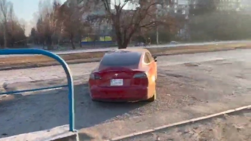 Πόλεμος στην Ουκρανία: Μέσα στο βομβαρδισμένο τοπίο... ένα εγκαταλελειμμένο Tesla - Δείτε βίντεο