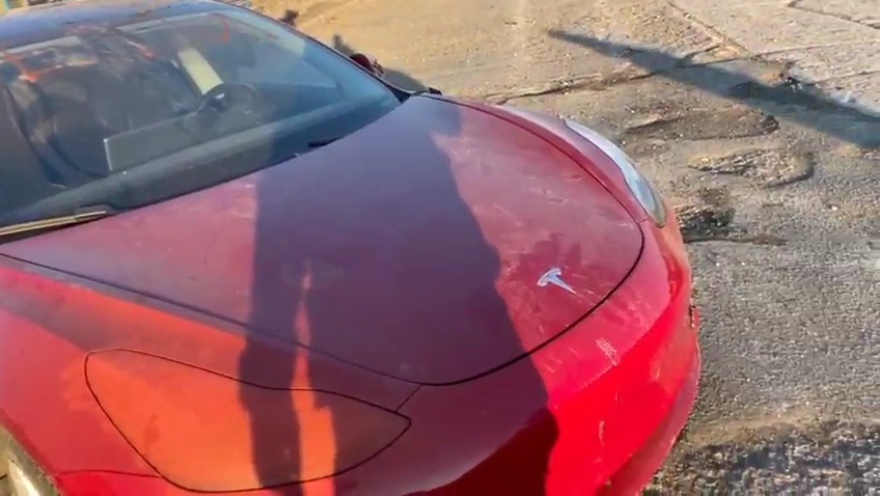 Πόλεμος στην Ουκρανία: Μέσα στο βομβαρδισμένο τοπίο... ένα εγκαταλελειμμένο Tesla - Δείτε βίντεο