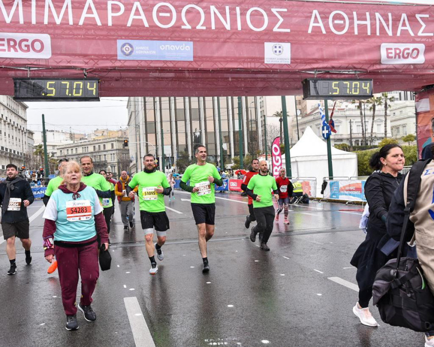 Κώστας Μπακογιάννης: Έτρεξε στον Ημιμαραθώνιο με τα παιδιά του Καλλιτεχνικού Γυμνασίου Αθηνών 