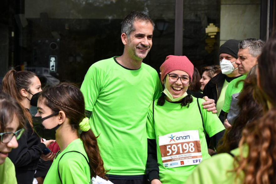 Κώστας Μπακογιάννης: Έτρεξε στον Ημιμαραθώνιο με τα παιδιά του Καλλιτεχνικού Γυμνασίου Αθηνών 