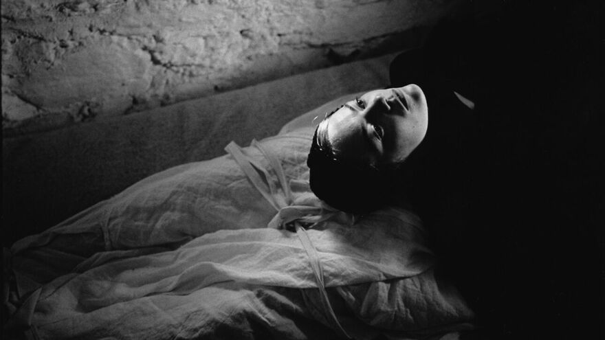 Γιώργος Λάνθιμος: Οι πρώτες εικόνες από τη νέα του ταινία με πρωταγωνίστρια την Έμμα Στόουν