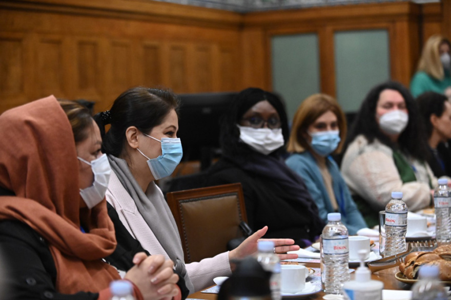 Νίκος Ανδρουλάκης: Συναντήθηκε με γυναίκες πρόσφυγες 