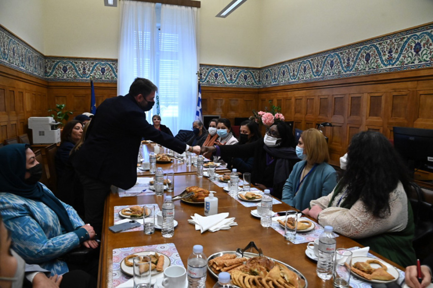 Νίκος Ανδρουλάκης: Συναντήθηκε με γυναίκες πρόσφυγες 