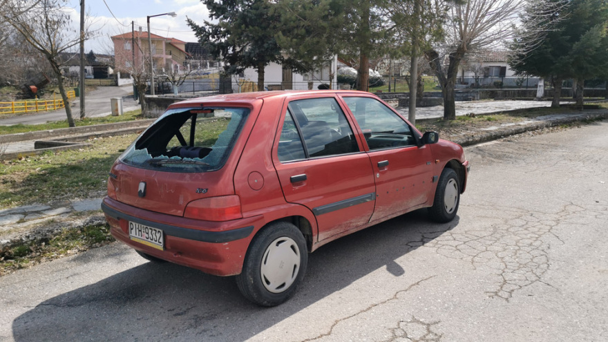 Γρεβενά: Σμπαράλια έγινε το παμπρίζ του αυτοκινήτου του 24χρονου φύλακα - Δείτε εικόνες
