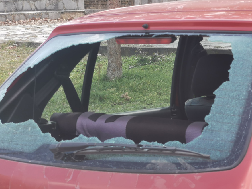 Γρεβενά: Σμπαράλια έγινε το παμπρίζ του αυτοκινήτου του 24χρονου φύλακα - Δείτε εικόνες