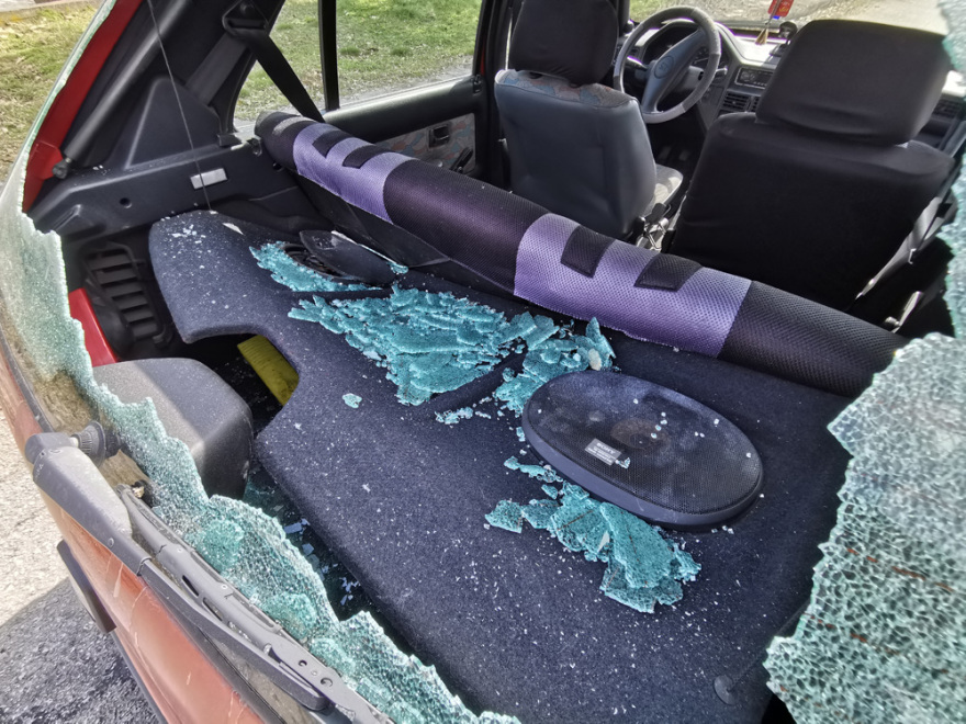 Γρεβενά: Σμπαράλια έγινε το παμπρίζ του αυτοκινήτου του 24χρονου φύλακα - Δείτε εικόνες