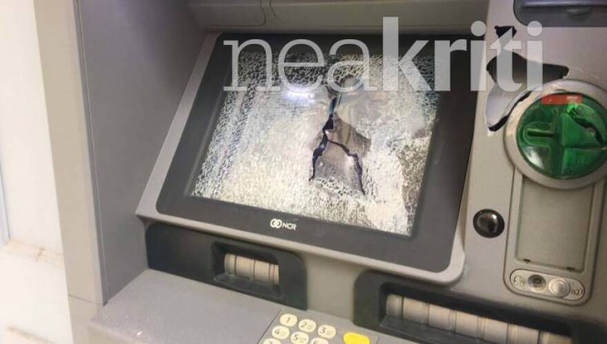 Βίντεο: Καρέ-καρέ η δράση βανδάλων που χτυπούν βιτρίνες καταστημάτων και τράπεζες στο Ηράκλειο