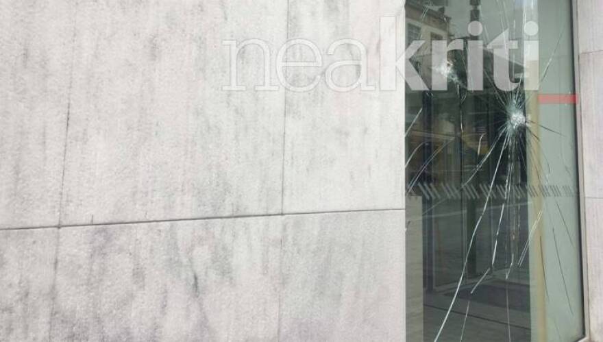 Βίντεο: Καρέ-καρέ η δράση βανδάλων που χτυπούν βιτρίνες καταστημάτων και τράπεζες στο Ηράκλειο