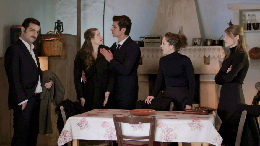 Άγριες Μέλισσες: Η Πηνελόπη μετανιώνει για το πισωγύρισμά της με τον Μελέτη