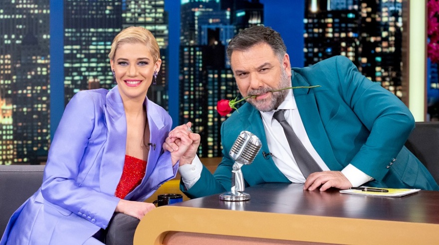 O Γρηγόρης Αρναούτογλου υποδέχεται στο «The 2Night Show» την Τζένη Θεωνά και τον Δημήτρη Παπάζογλου