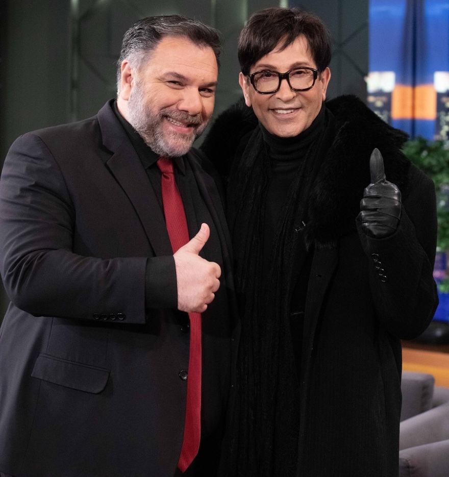 O Γρηγόρης Αρναούτογλου υποδέχεται στο «The 2Night Show» την Τζένη Θεωνά και τον Δημήτρη Παπάζογλου