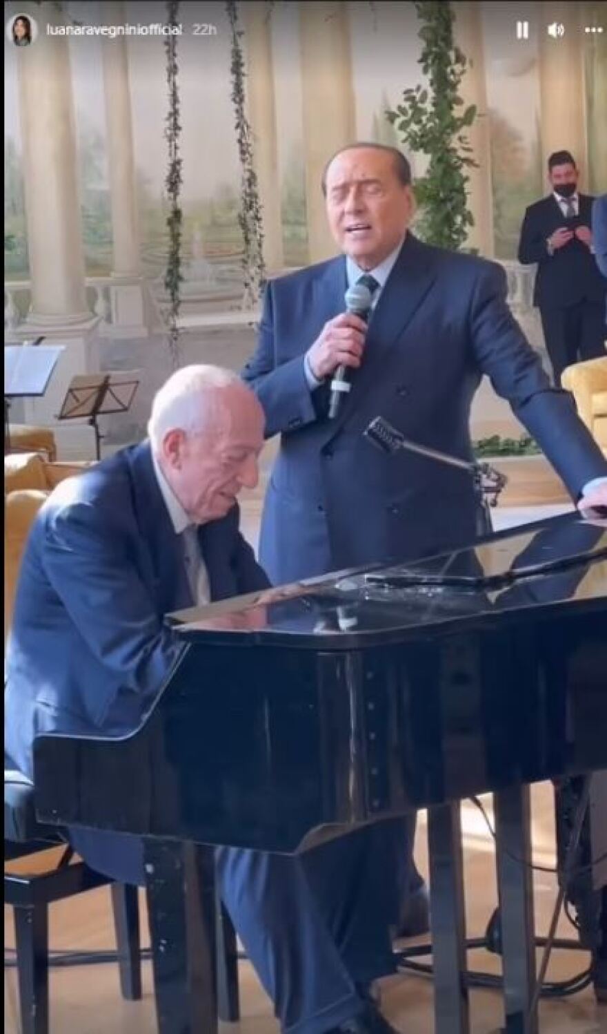 Μπερλουσκόνι: Ο «συμβολικός γάμος» του 85χρονου με την 32χρονη αγαπημένη του φέρεται να κόστισε... 400.000 ευρώ!